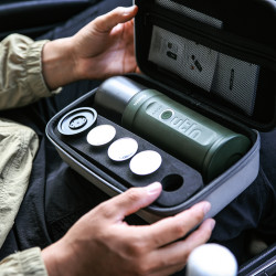 Outin Nano (Forest Green) szett - utazó kávéfőző + védőtok
