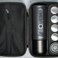 Outin Nano (Space grey) szett - utazó kávéfőző + védőtok